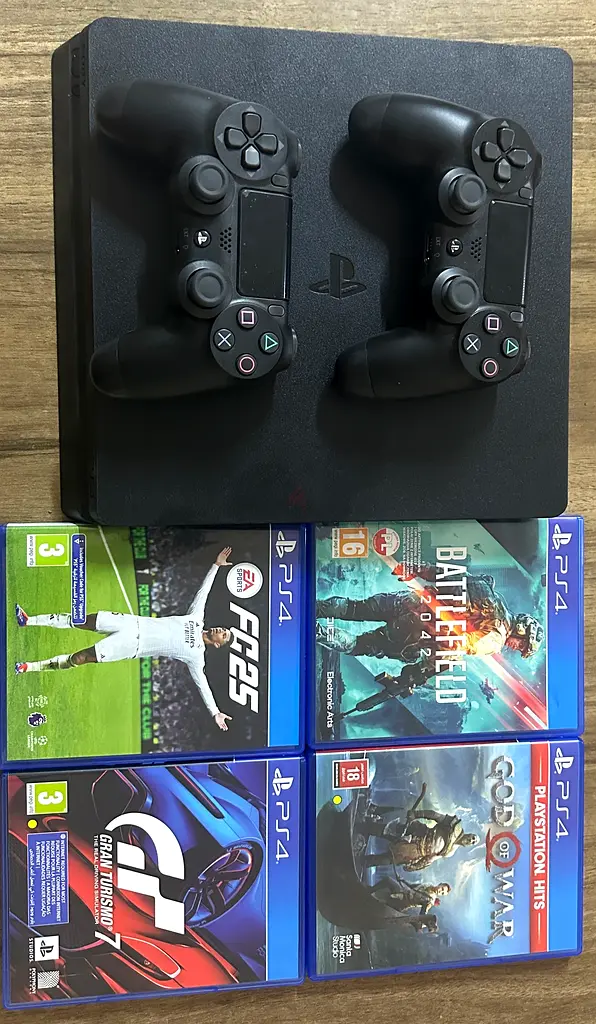 بلاي ستيشن سوني PS4 مع وحدتي تحكم وأربع ألعاب