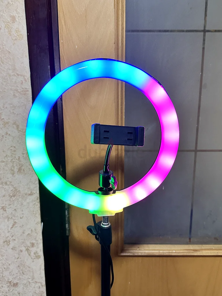 ضوء حلقي ملون من مصابيح LED للحصول على صور سيلفي مثالية63223357022593111