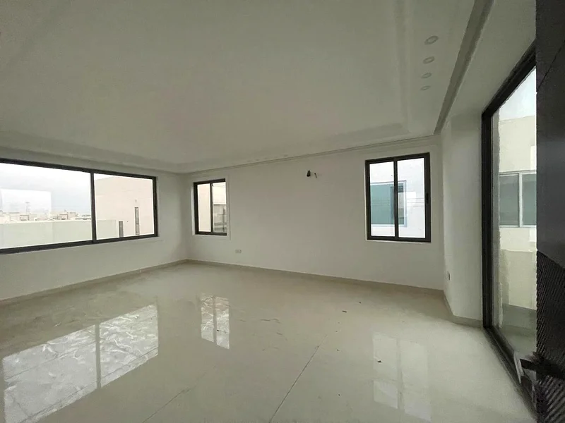 مبنى تجاري وسكني من طراز G+3 معروض للبيع في عجمان جرف-363195610679682114
