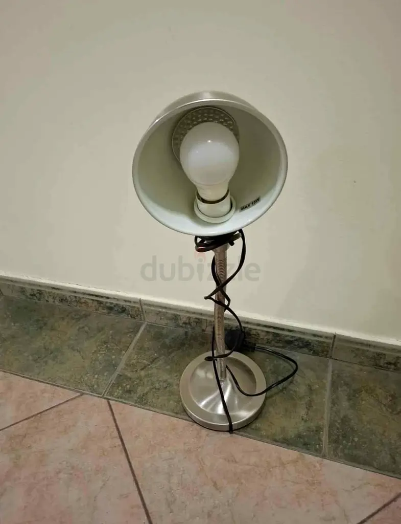 مصباح طاولة عصري أنيق معروض للبيع