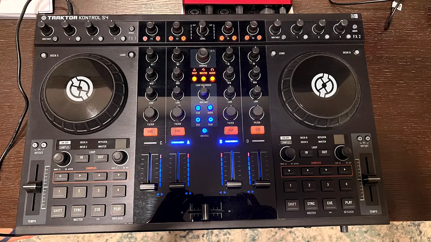 Traktor S4 DJ Controller