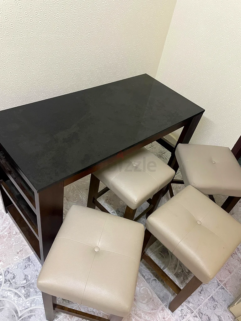 مركز المنزل، طاولة مطبخ أنيقة مع كراسي صغيرة.63188642004355114
