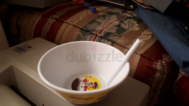 كereal كيلوجز كوكي بوبس مع وعاء يحتوي على قشة مدمجة63203703880705118