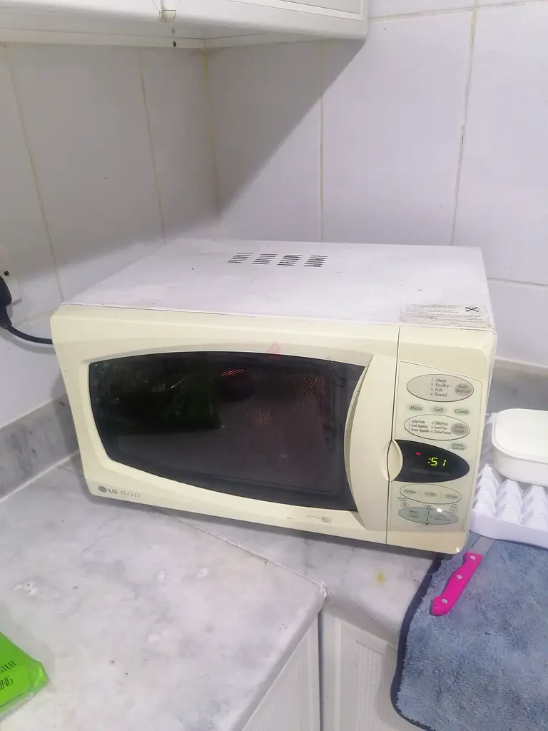 LG Microwave Oven - Perfect for Quick Meals!