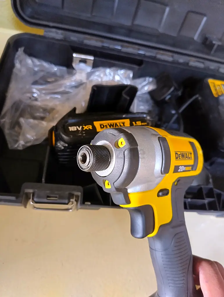 DeWalt impact driver 20.v63220317570305111