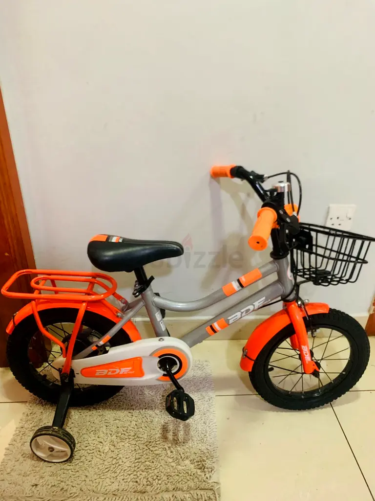 Bicycle , cycle of children 4+ urgent sale - 100 aed - Used twice