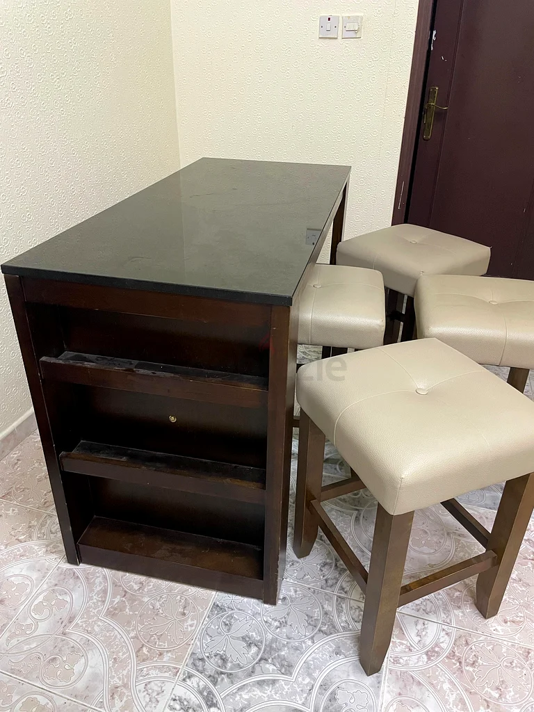 مركز المنزل، طاولة مطبخ أنيقة مع كراسي صغيرة.63188642004355111