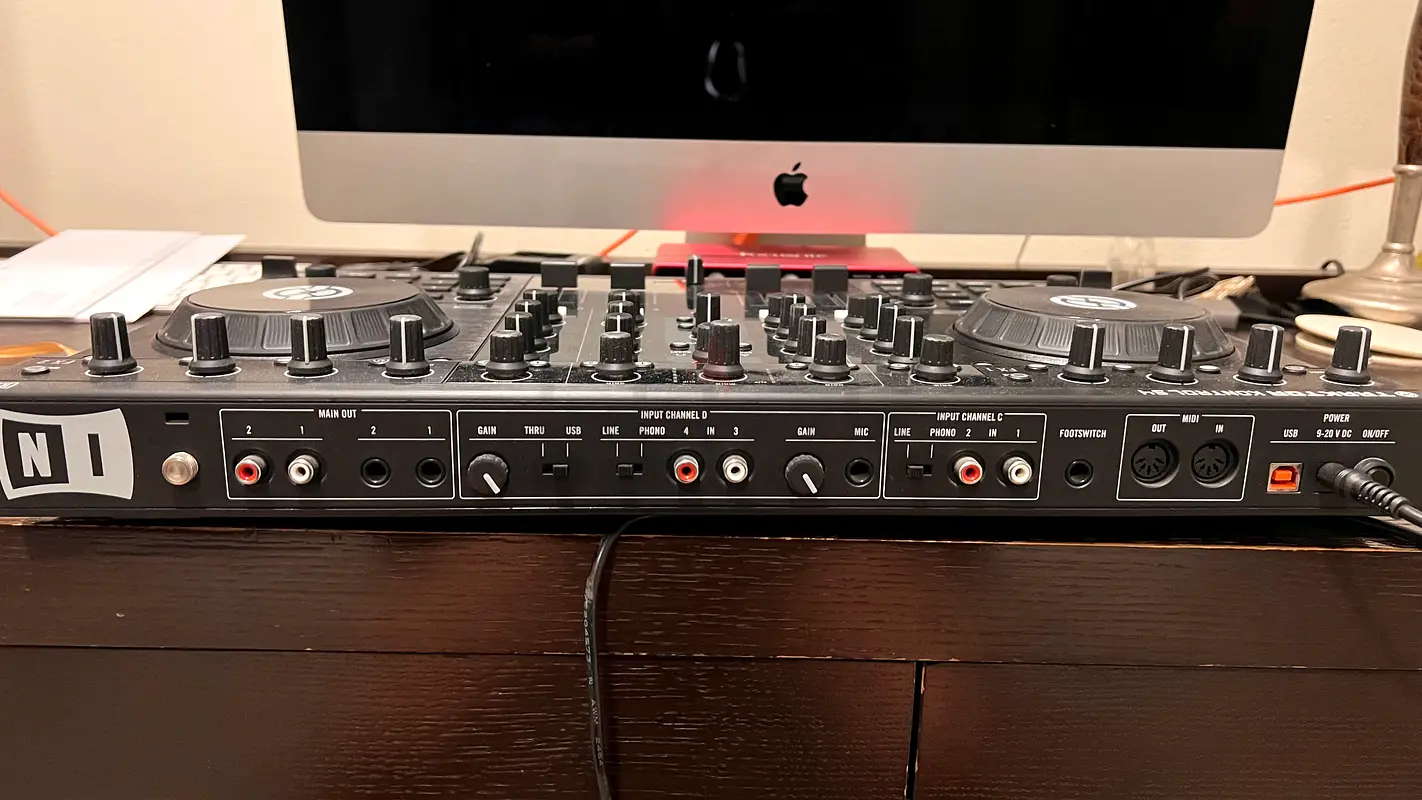 Traktor S4 DJ Controller63229680247809114