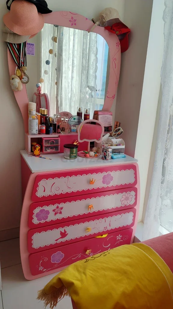 Chic and Cozy Coral Armchair for Sale!63177606682497112