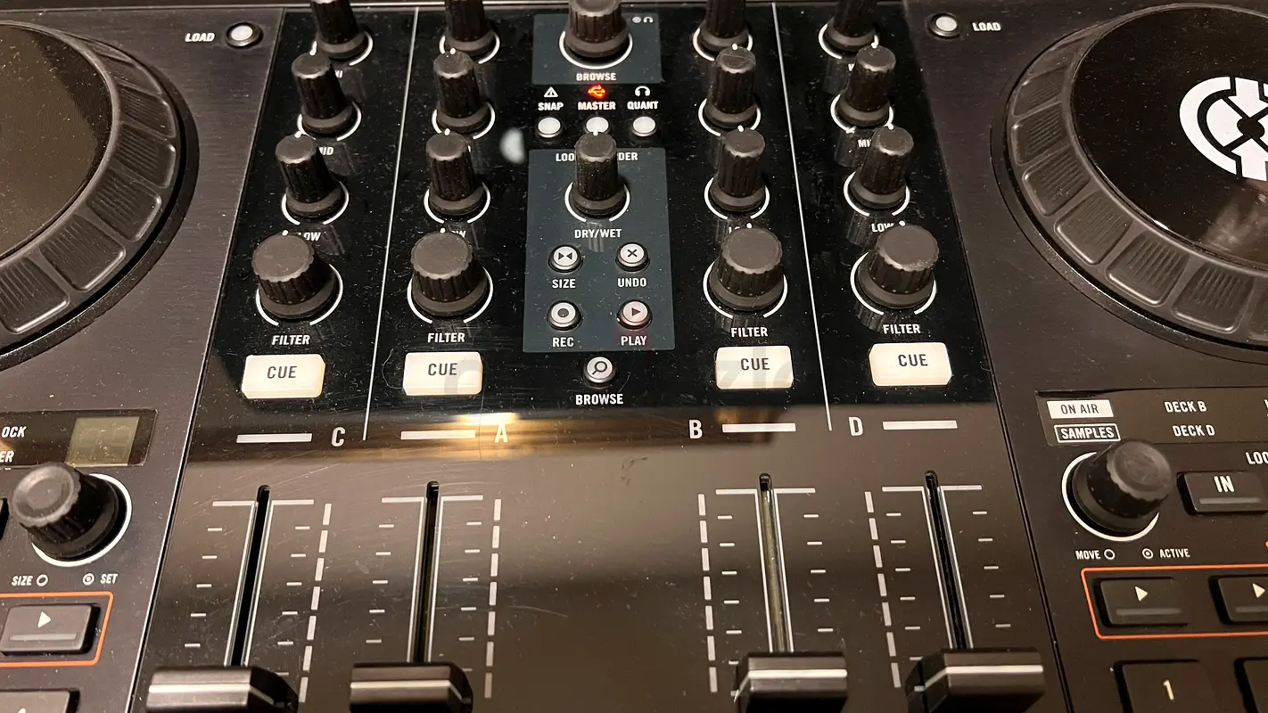 Traktor S4 DJ Controller63229680247809113