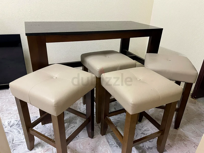 مركز المنزل، طاولة مطبخ أنيقة مع كراسي صغيرة.63188642004355112