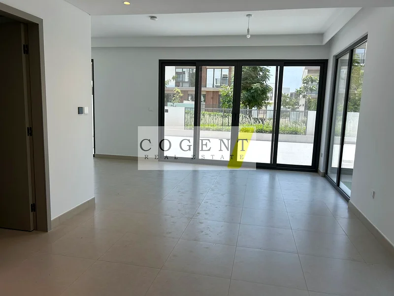 موقع متميز - فيلا مُحدثة بالكامل ومزروعة - جاهزة الآن63806547502977114