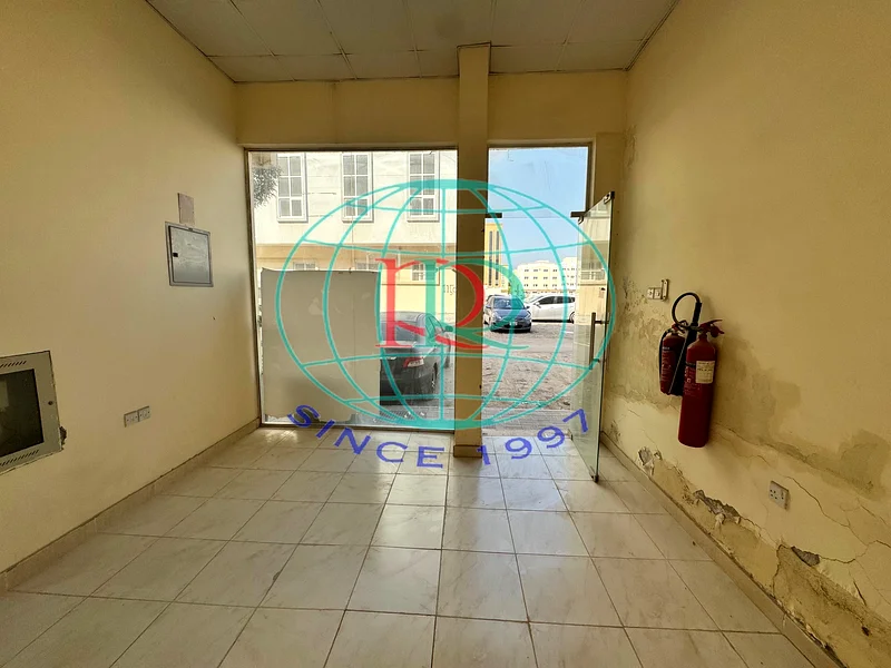 محل باب واحد مع مكيف هواء من النوع المنقول متاح في منطقة المويلح التجارية بالقرب من محطة حافلات المويلح62932681955202112