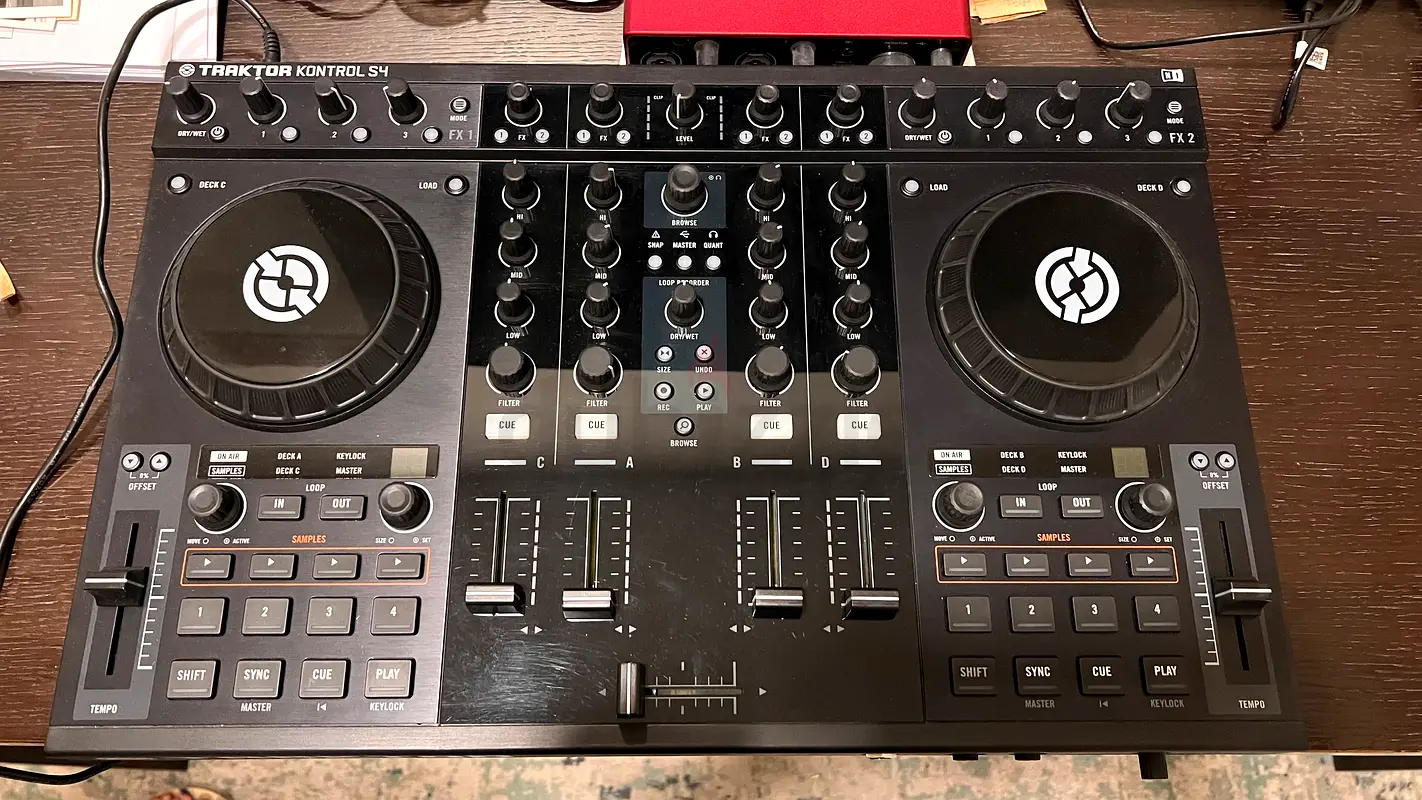 Traktor S4 DJ Controller63229680247809111