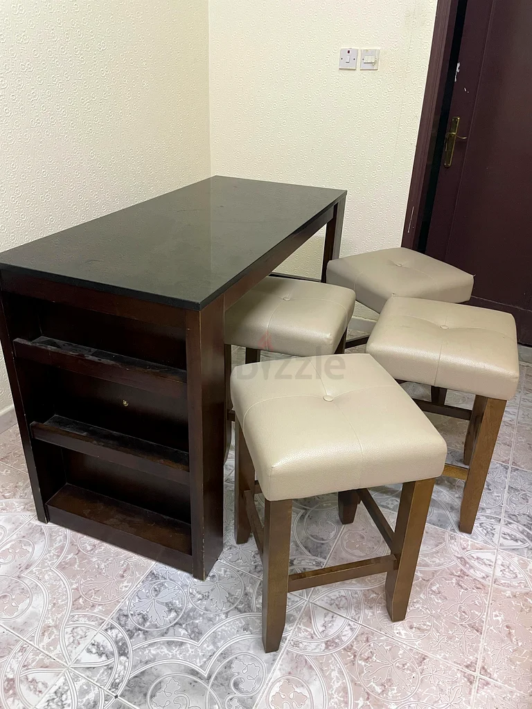 مركز المنزل، طاولة مطبخ أنيقة مع كراسي صغيرة.63188642004355113