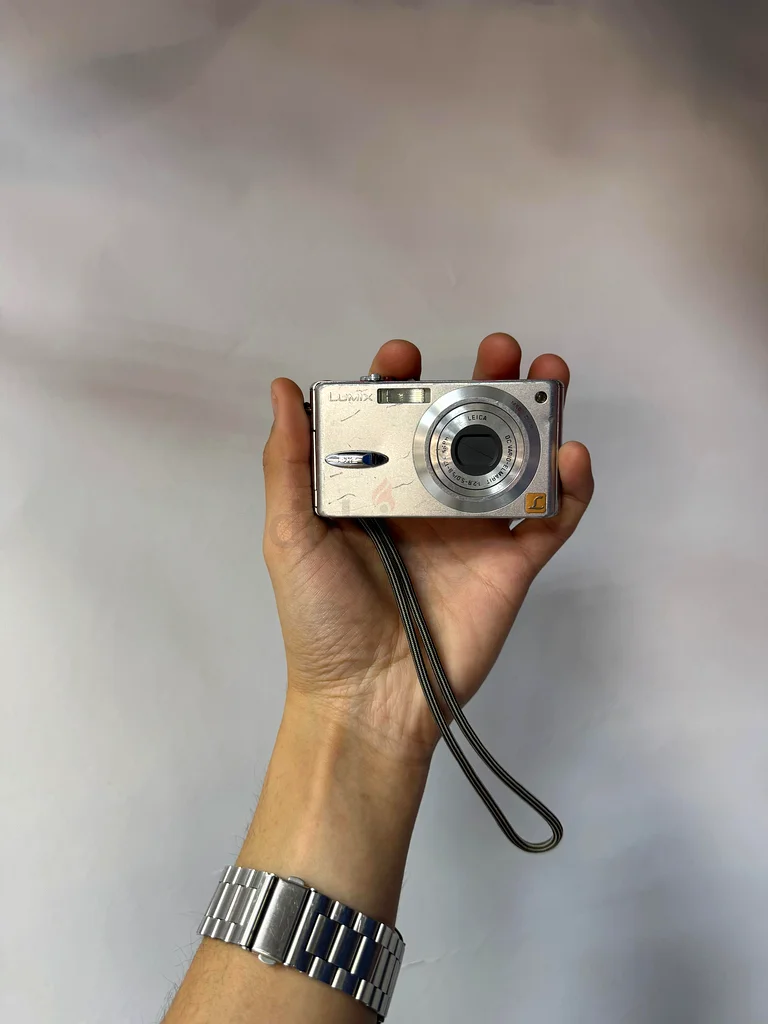Panasonic Lumix DMC-FX2 only needs a charger63236125115650111