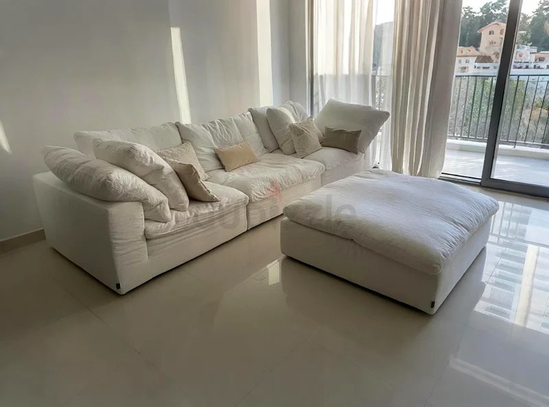 أريكة ركنية بيضاء أنيقة من Marina Home ممتلئة بريش السحاب اللذيذ مع وسائد63179394154369111