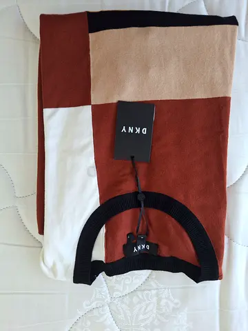 Stylish DKNY Color Block T-Shirt - Perfect for Any Occasion!