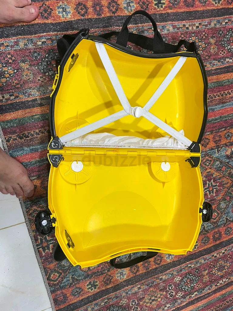Buzzing Fun on the Go: Trunki Ride-On Suitcase!63196628657281111