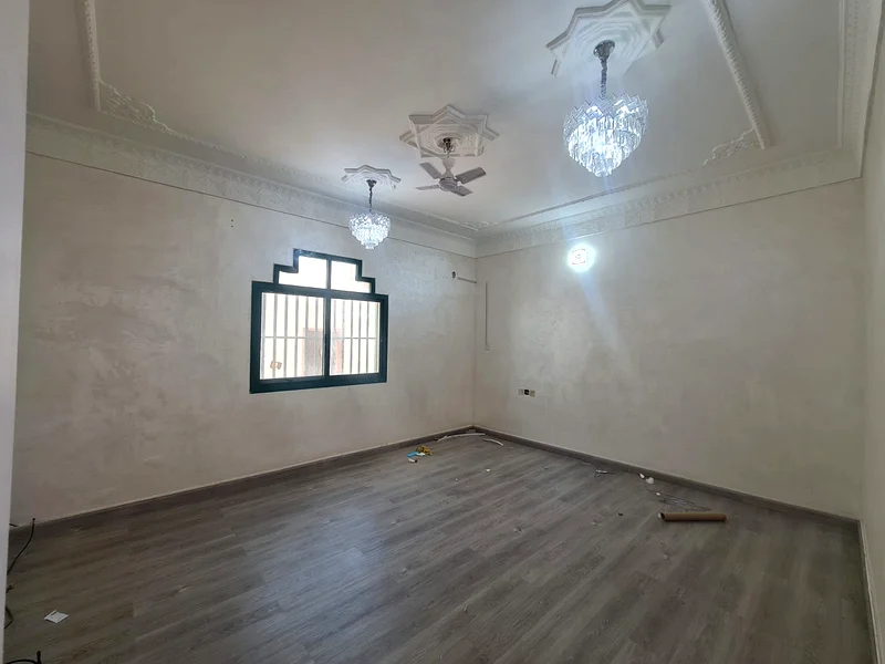 فرصة رائعة لأولئك الذين يحبون التميز والاستثمار. للبيع، منزل سكني/تجاري في الروضة 2 عجمان. المواصفات: الموقع63196120326019113