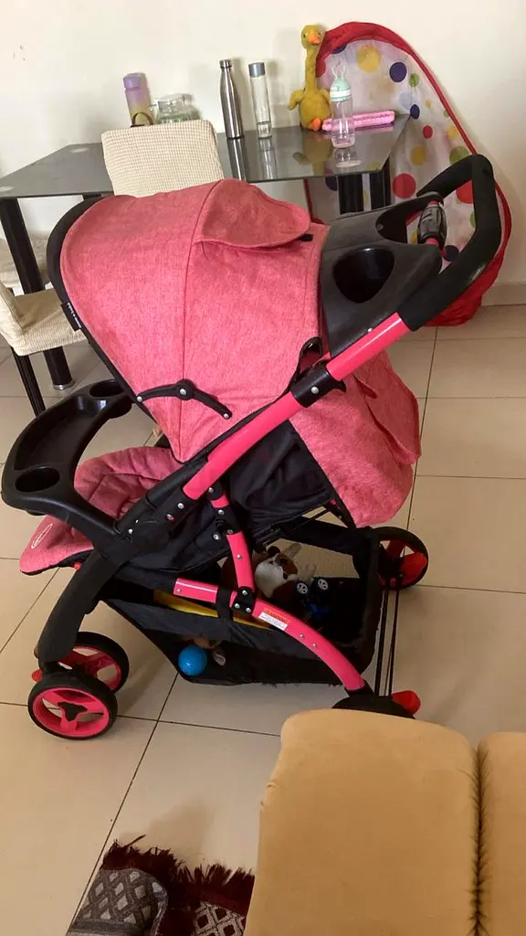 Stylish and Comfortable Pink Stroller for Your Little One!