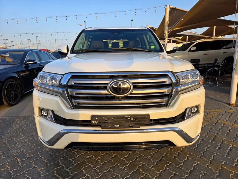 Toyota Land Cruiser VXR 2018 GCC  
No accidents  
Original paint  
Very low mileage63159715348481111