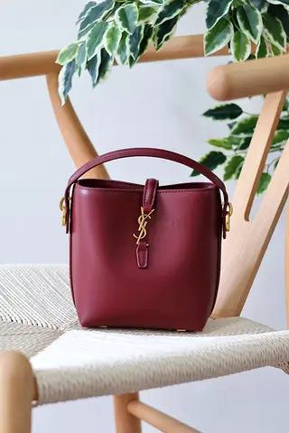 Saint Laurent maroon bucket bag in shiny calfskin