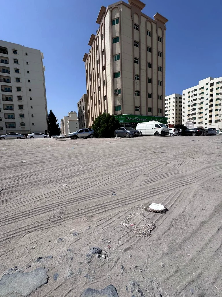 For sale: A building in Sharjah, Al Nabaa area, on a corner overlooking two streets and a road.63184684423427111