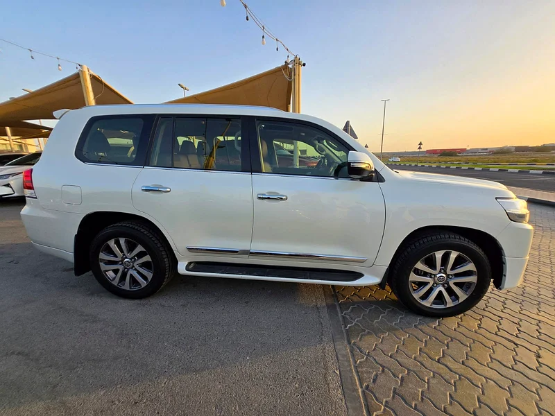 Toyota Land Cruiser VXR 2018 GCC  
No accidents  
Original paint  
Very low mileage63159715348481114