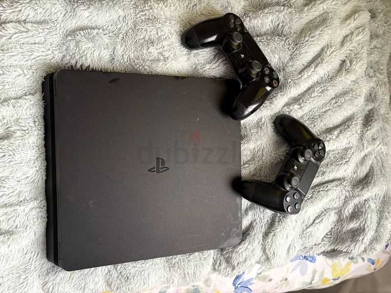 قرص PS4 مع وحدتي تحكم63228829953538111