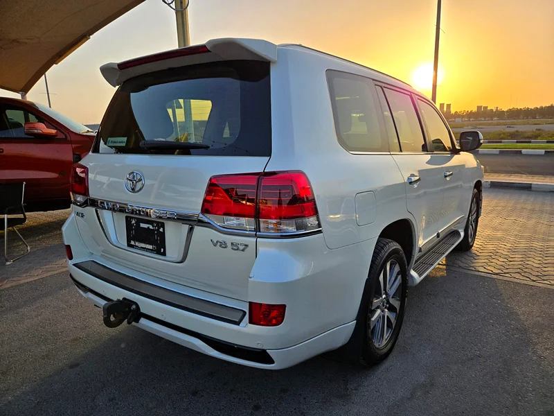 Toyota Land Cruiser VXR 2018 GCC  
No accidents  
Original paint  
Very low mileage63159715348481113