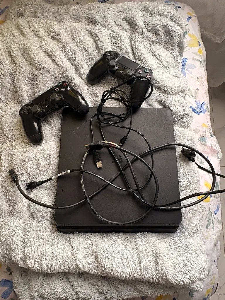 قرص PS4 مع وحدتي تحكم63228829953538115