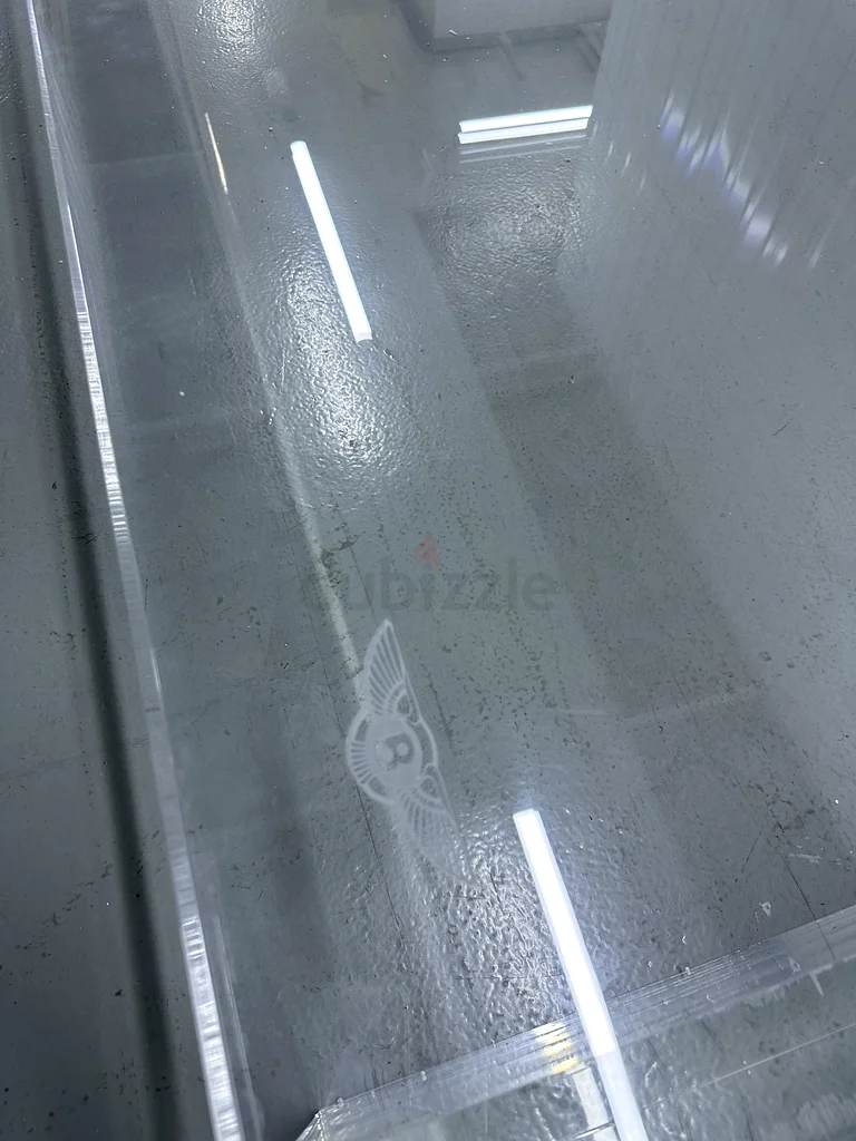 طاولة قهوة شفافة رائعة من الأكريليك لشركة بينتلي - أناقة عصرية!63179865304323114