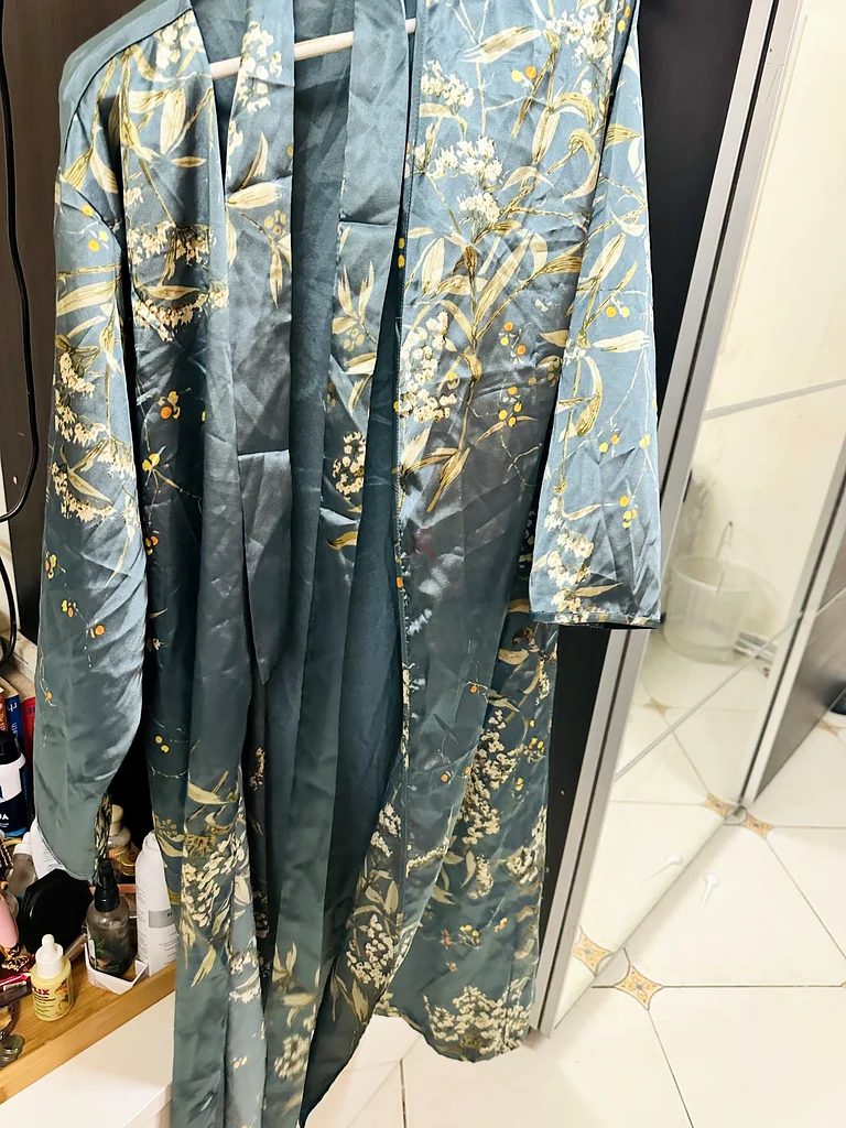 عباءة زهرية أنيقة - مثالية لأي مناسبة! مقاس كبير من الساتان63240123848835112