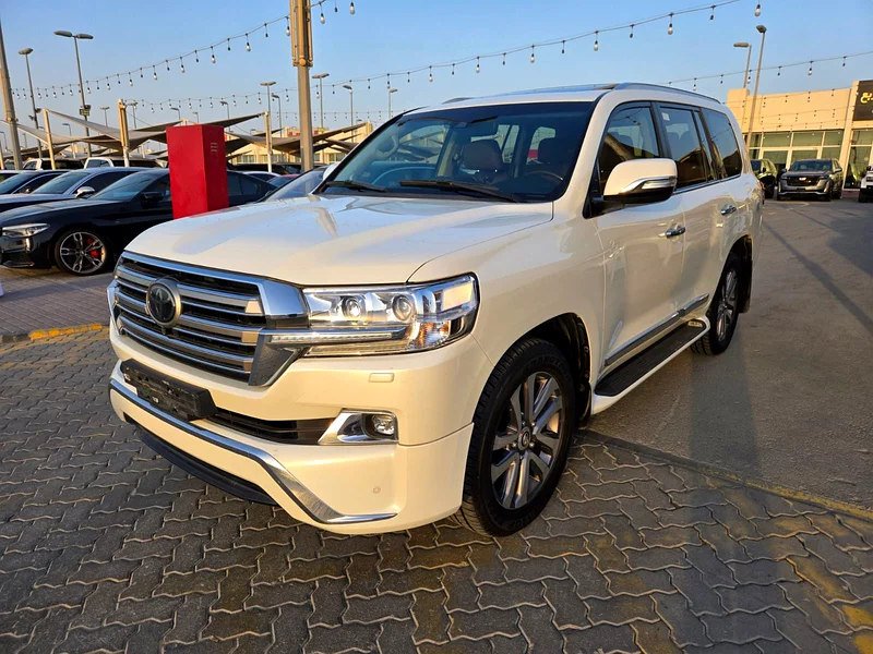 Toyota Land Cruiser VXR 2018 GCC  
No accidents  
Original paint  
Very low mileage63159715348481112