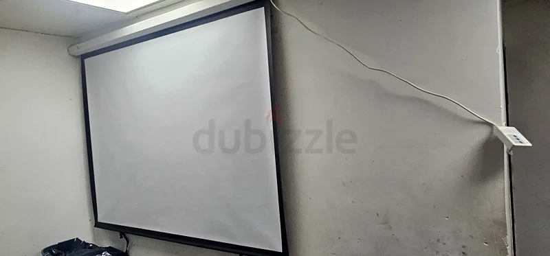 شاشة عرض بروجيكتور مع جهاز تحكم عن بعد63264092331778112