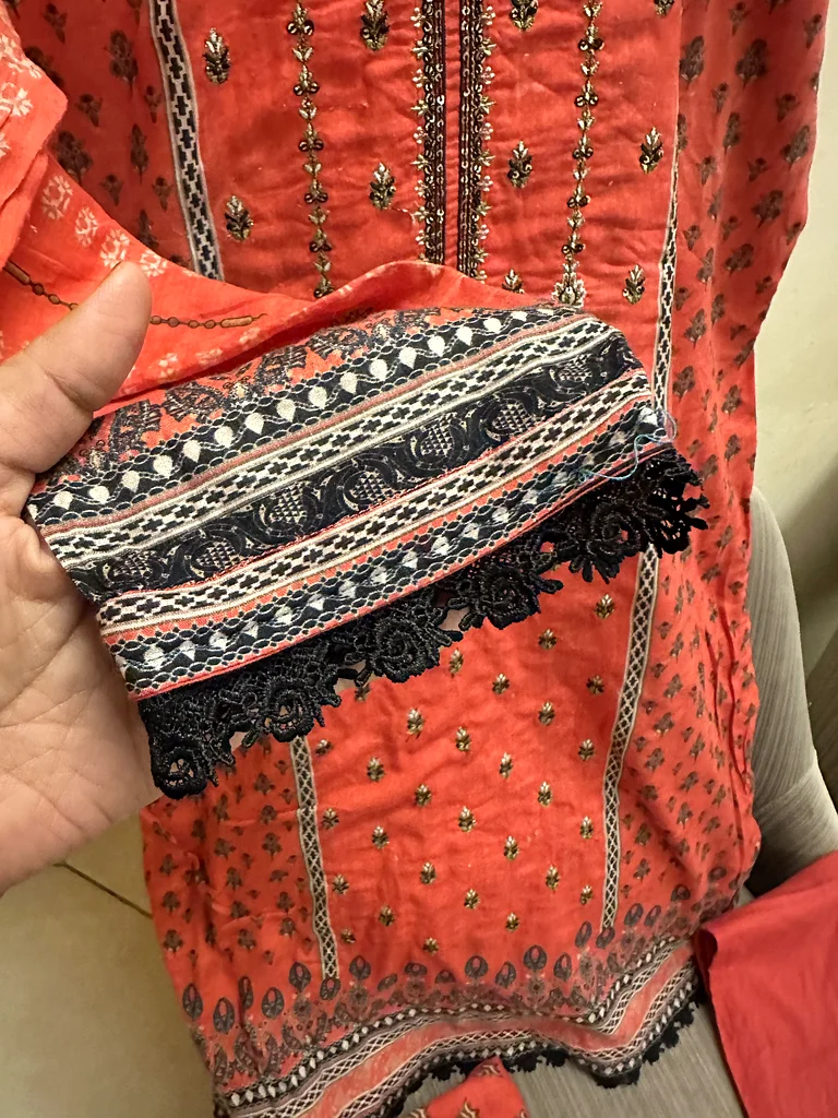 اذهب بعيدًا عن سعر بيجامة باكستانية ثلاثية القطع، فستان أحمر أنيق مع تطريز معقد63240123855617112