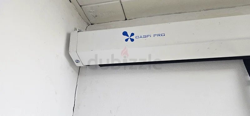 شاشة عرض بروجيكتور مع جهاز تحكم عن بعد63264092331778111