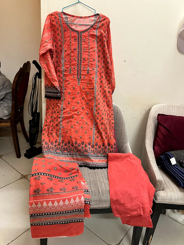 اذهب بعيدًا عن سعر بيجامة باكستانية ثلاثية القطع، فستان أحمر أنيق مع تطريز معقد63240123855617111