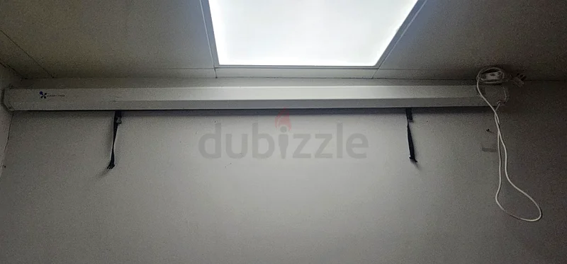 شاشة عرض بروجيكتور مع جهاز تحكم عن بعد63264092331778114