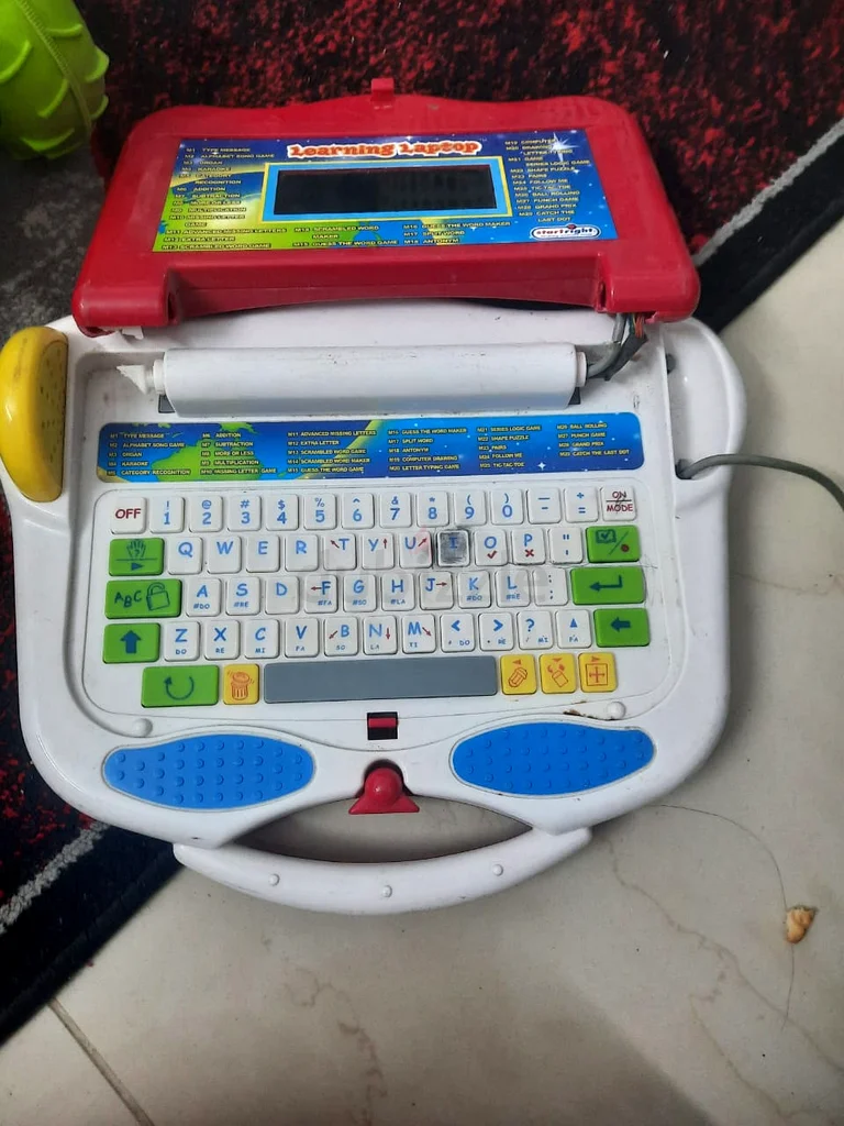 سيارة لعبة خضراء نابضة بالحياة للطرق الوعرة63175740963587114