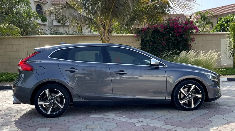 GCC VOLVO_ V40 R Design 2014 Full Option IN Good Condition63222806229378113