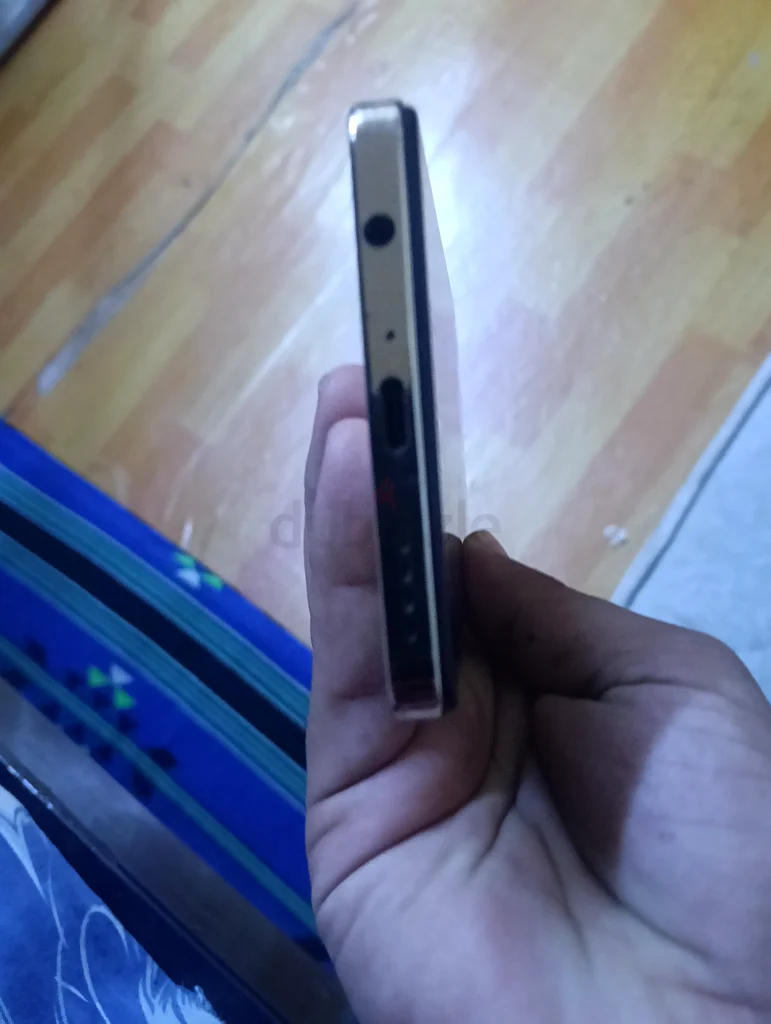 أسيير ليكوييد زد 630 بتصميم أنيق ولون ذهبي - عمره سنتان!63180370866433113
