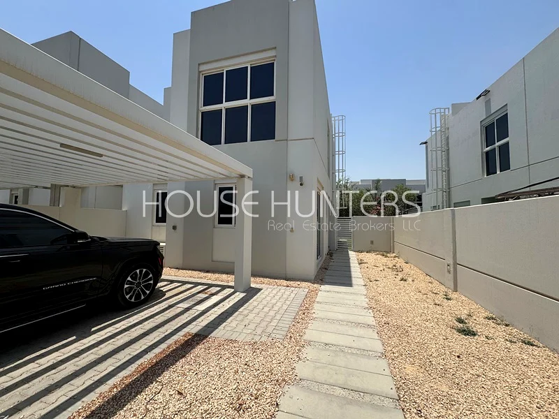 Corner unit/Large Plot/family living room629376192168981117