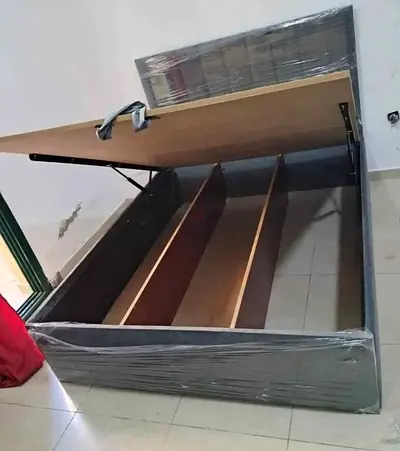 Modern Storage Bed with Lift-Up Mechanism
