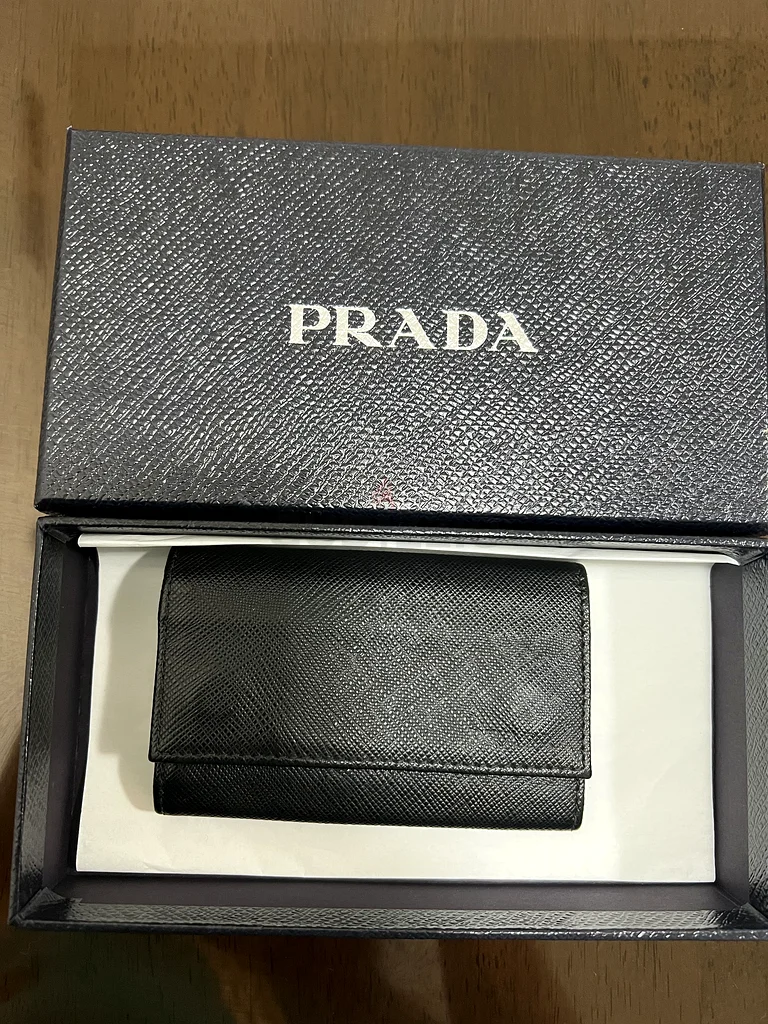 Prada key case with box63240123597313114