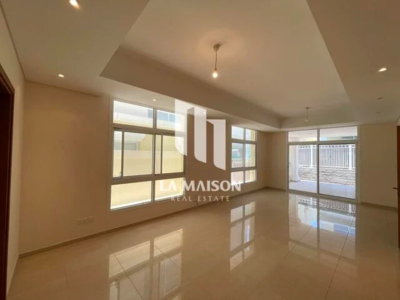 شقة واسعة من 3 غرف نوم + خادمة | عرض ساخن | معيشة مريحة63172202436739114