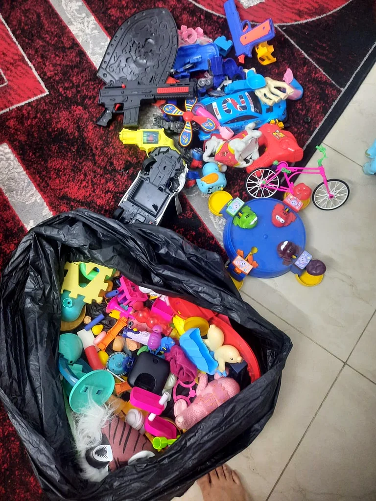 سيارة لعبة خضراء نابضة بالحياة للطرق الوعرة63175740963587111