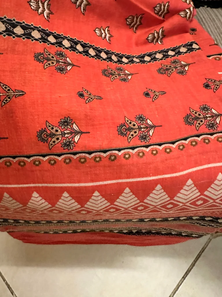 اذهب بعيدًا عن سعر بيجامة باكستانية ثلاثية القطع، فستان أحمر أنيق مع تطريز معقد63240123855617114