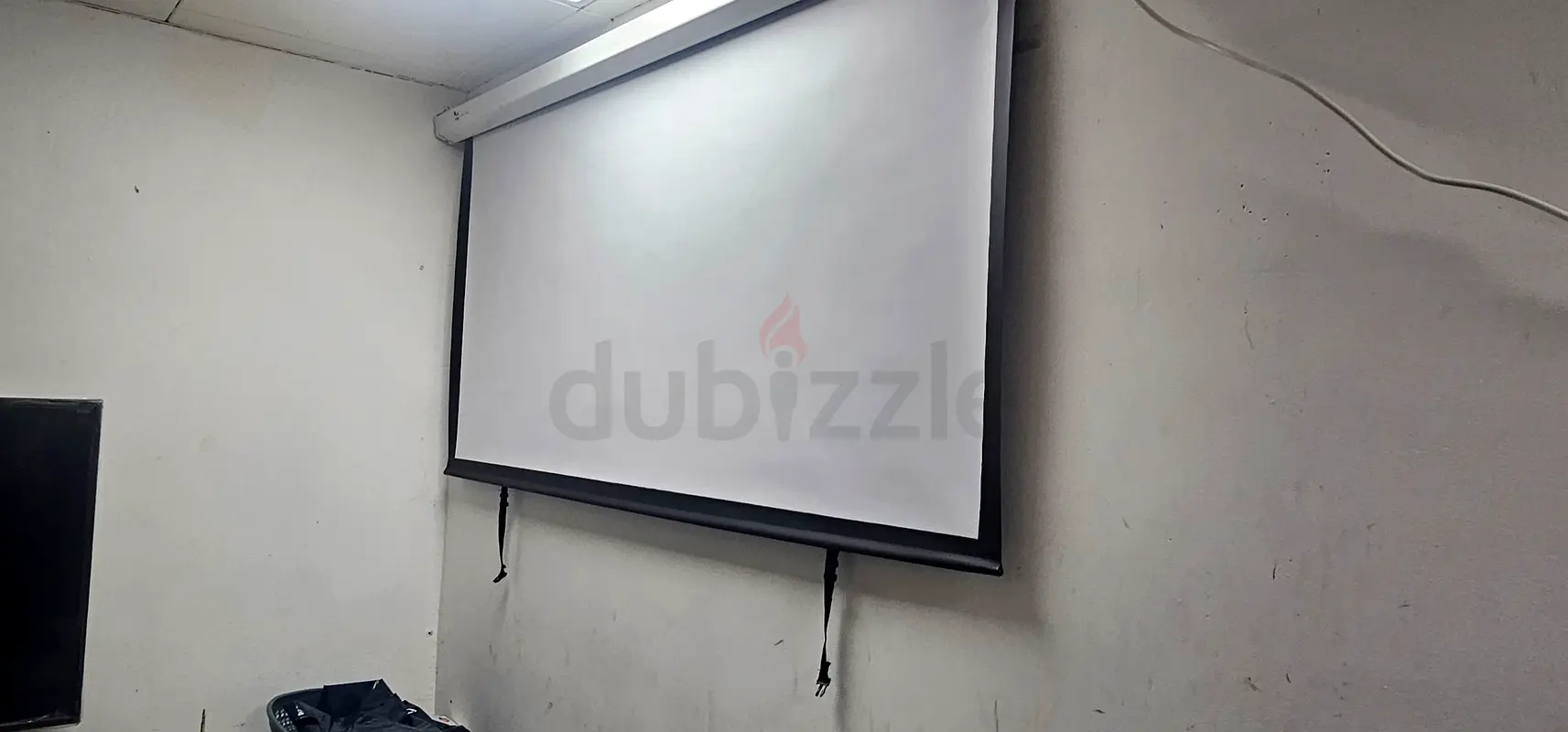 شاشة عرض بروجيكتور مع جهاز تحكم عن بعد63264092331778115